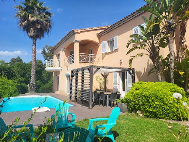 Villa avec piscine et jardin