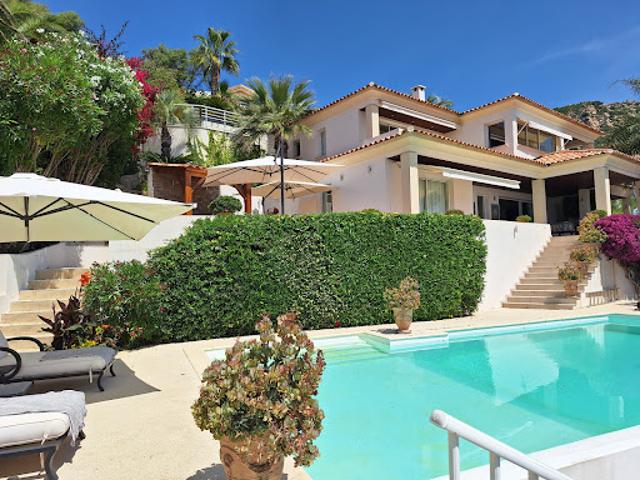 Villa avec piscine et jardin