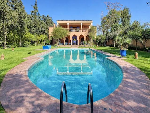 Villa avec piscine et jardin