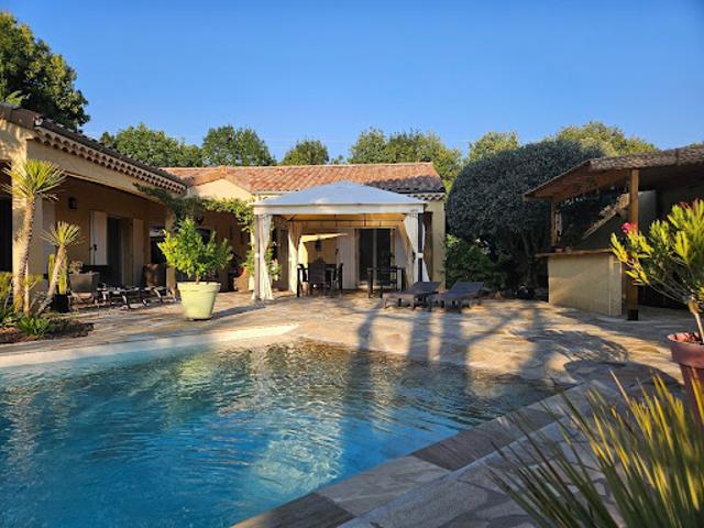 Villa avec piscine et jardin