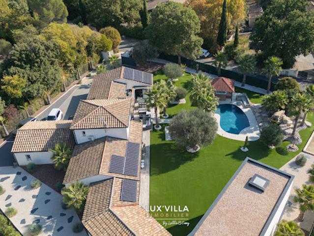 Villa avec piscine et jardin