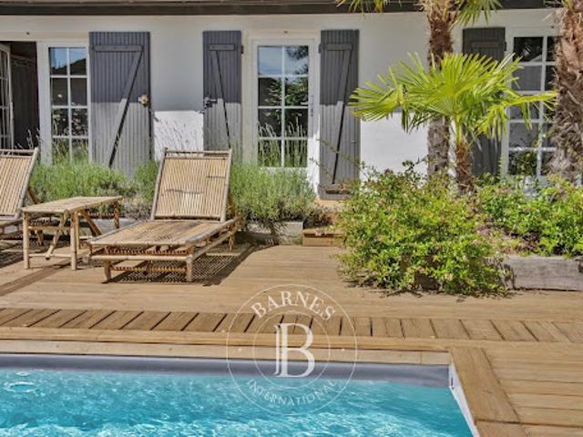 Villa avec piscine et jardin