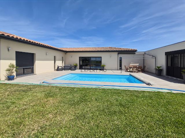 Villa avec piscine et jardin