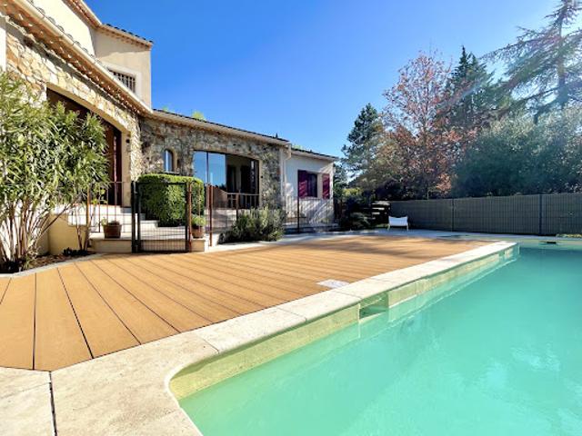 Villa avec piscine et jardin