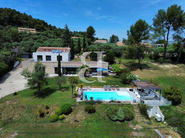 Villa avec piscine et jardin