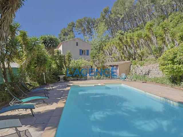 Villa avec piscine et jardin