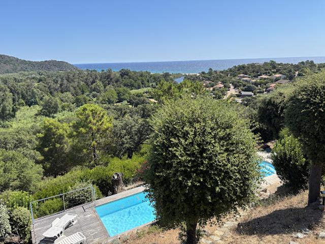 Villa avec piscine et jardin