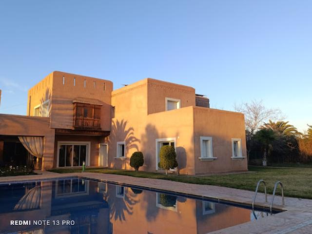 Villa avec piscine et jardin