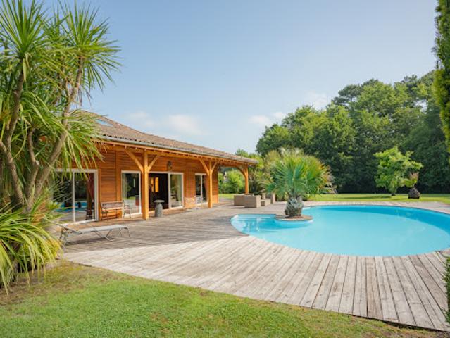 Villa avec piscine et jardin