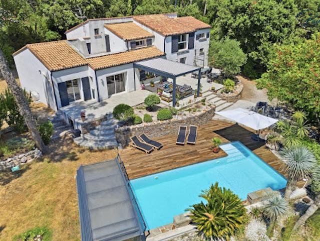 Villa avec piscine et jardin