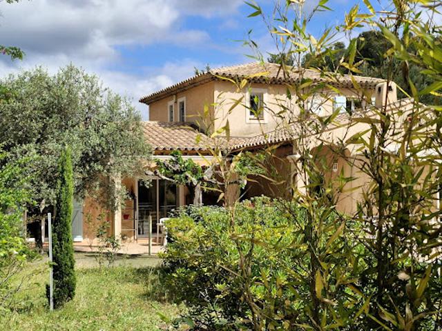 Villa avec piscine et jardin