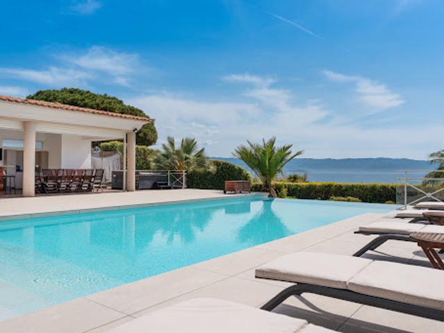 Villa avec piscine et jardin