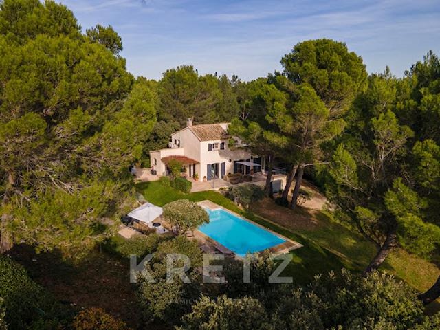 Villa avec piscine et jardin