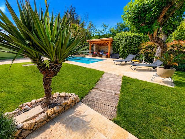 Villa avec piscine et jardin