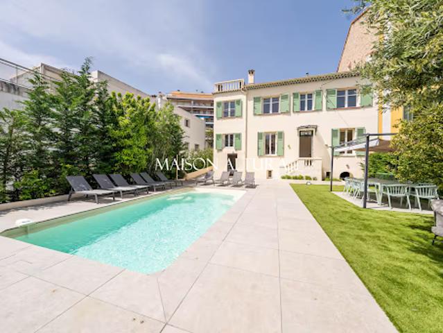 Villa avec piscine et jardin