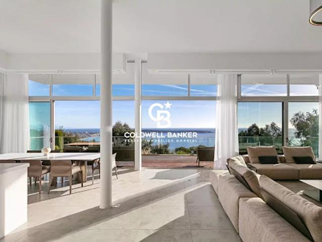 Villa avec piscine en bord de mer