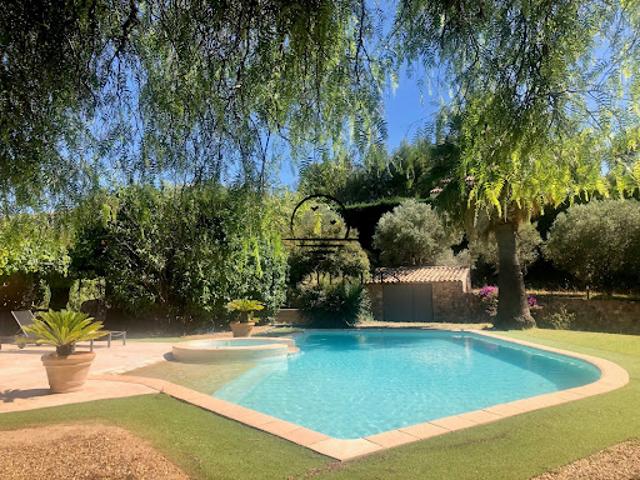 Villa avec piscine et jardin