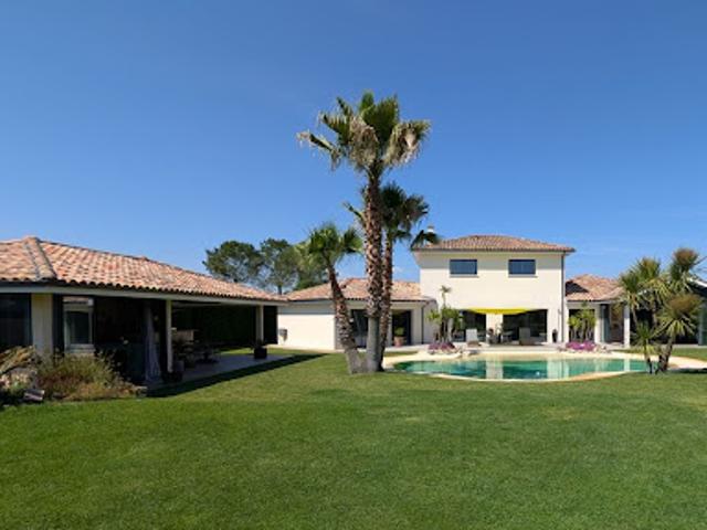 Villa avec piscine et jardin