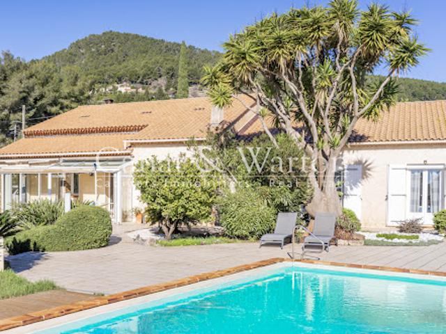 Villa avec piscine et jardin