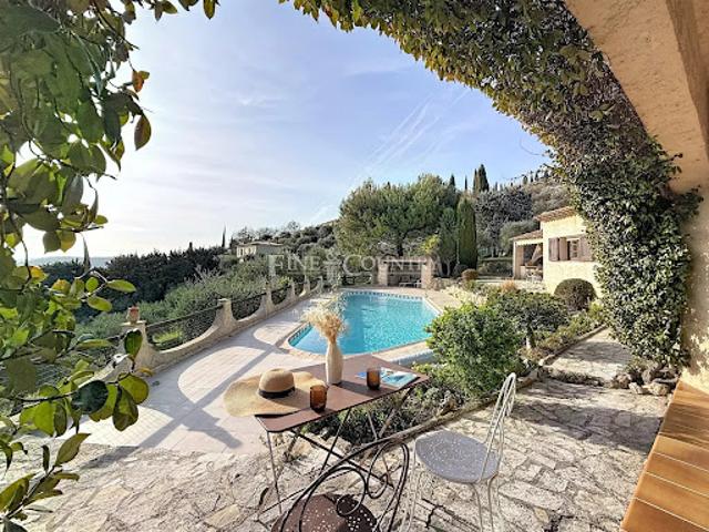 Villa avec piscine et jardin