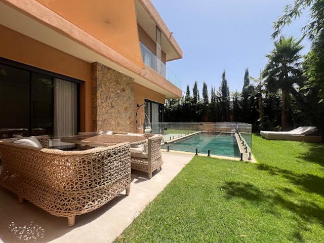Villa avec piscine et jardin