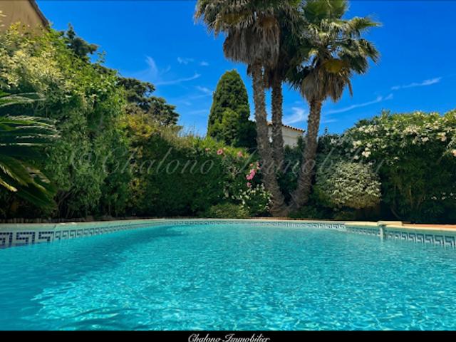 Villa avec piscine et jardin