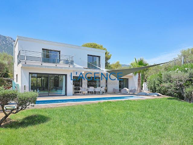 Villa avec piscine et jardin