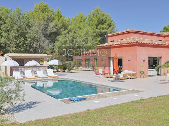 Villa avec piscine et jardin