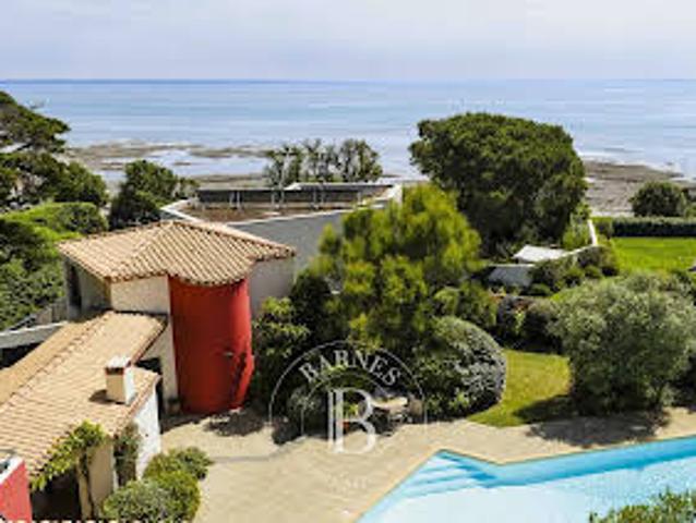 Villa avec piscine et jardin