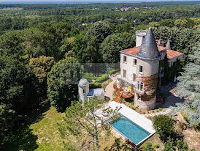Villa avec piscine et jardin