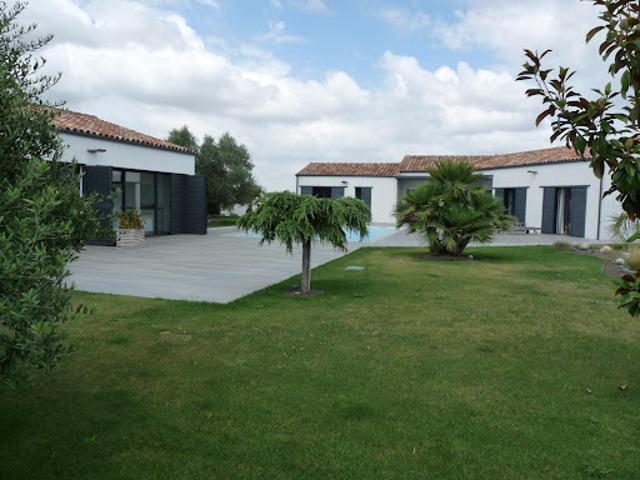 Villa avec piscine et jardin