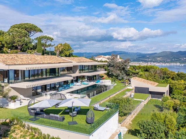 Villa avec piscine et jardin