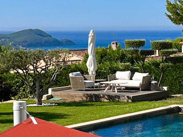 Villa avec piscine et terrasse