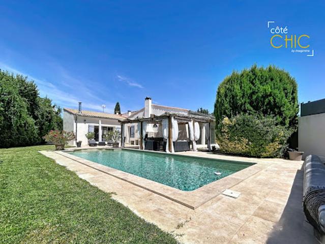 Villa avec piscine et jardin