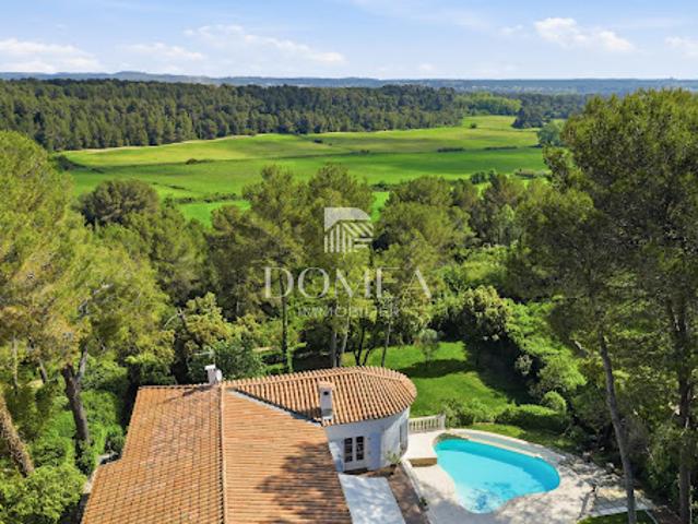Villa avec piscine et jardin