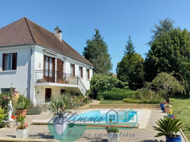 Villa avec piscine et sous sol complet – terrain arboré de 2 835