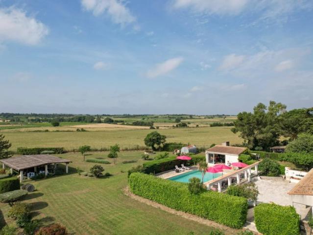 Villa avec piscine et spacieux terrain constructible à 10 minutes d'Uzès