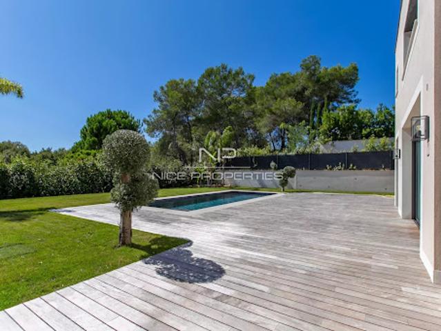 Villa avec piscine et terrasse