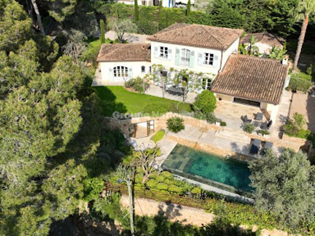 Villa avec piscine et terrasse