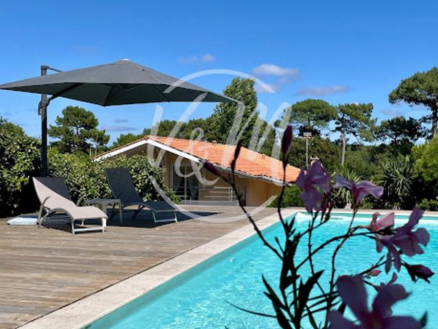 Villa avec piscine et terrasse