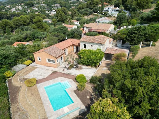 Villa avec piscine et terrasse