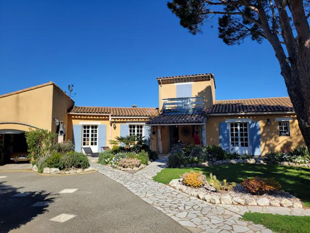 Villa avec piscine et terrasse