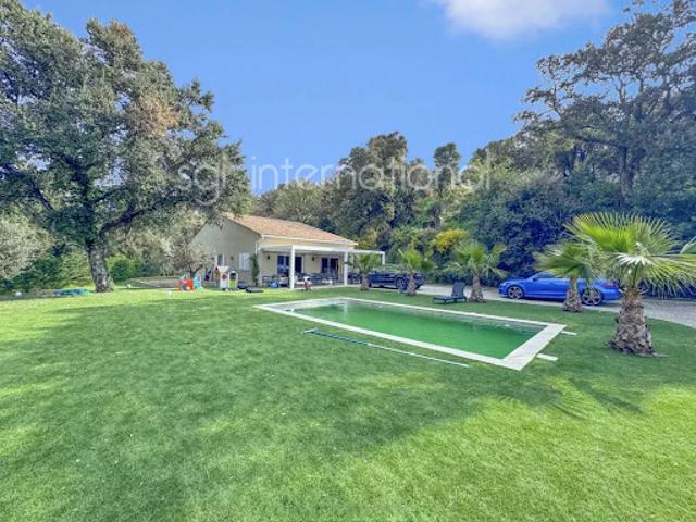 Villa avec piscine et terrasse