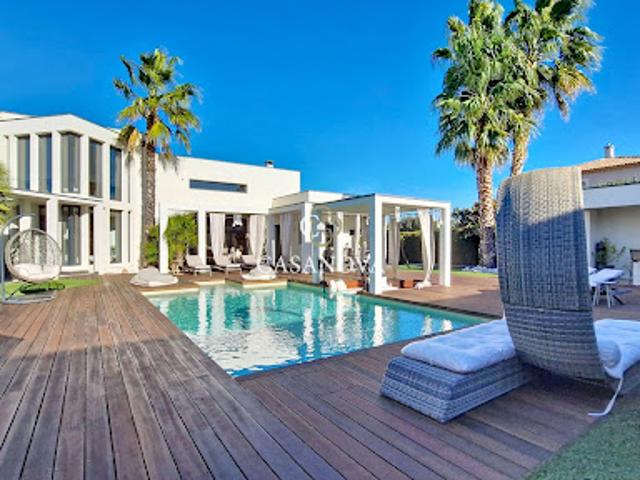 Villa avec piscine et terrasse