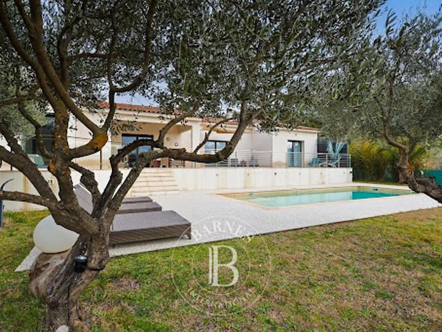 Villa avec piscine et terrasse