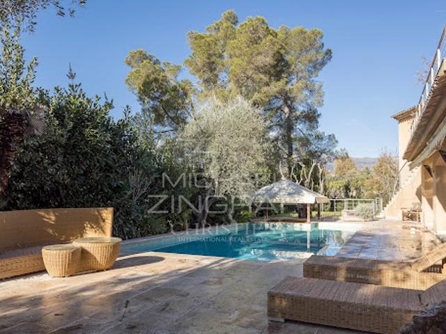 Villa avec piscine et terrasse