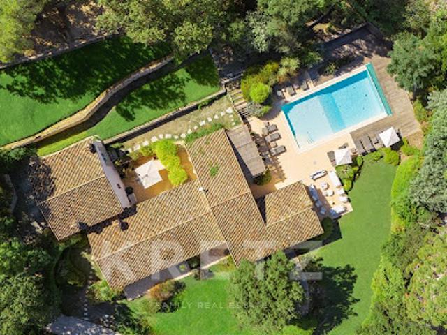 Villa avec piscine et terrasse