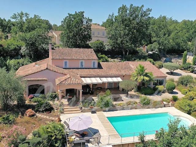 Villa avec piscine et terrasse
