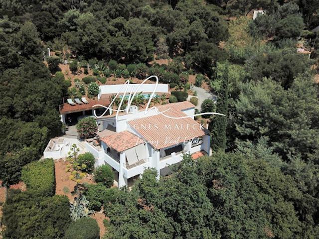 Villa avec piscine et terrasse