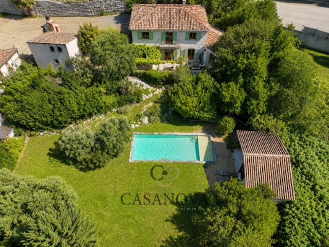 Villa avec piscine et terrasse